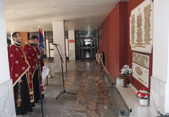 Служен парастос и положени вијенци на Спомен-плочу погинулим студентима и радницима Универзитета