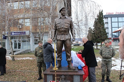 Oткривен и освештан споменик хероју Mилану Jовићу